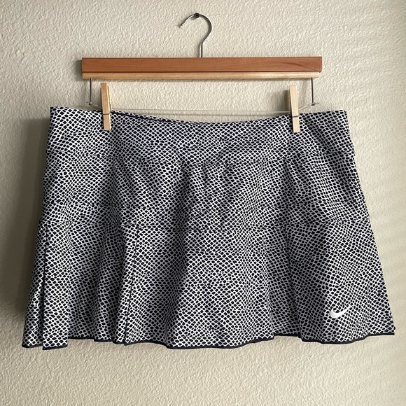 Nike Black and White Tennis Workout Skirt - Picture 1 of 7